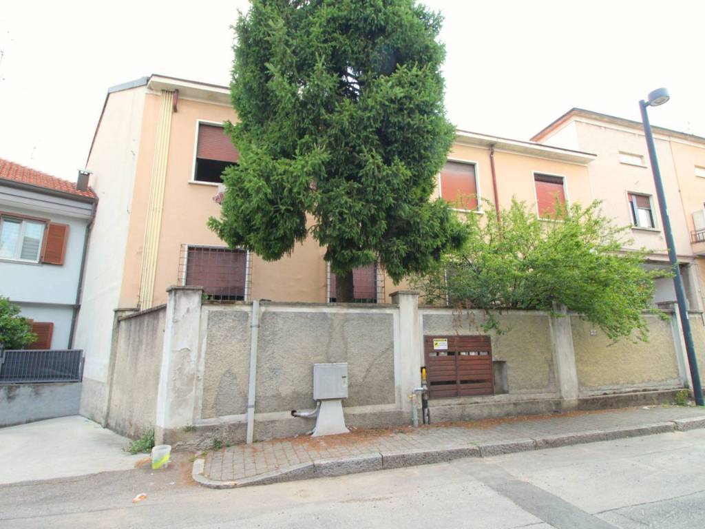 appartamento in vendita a Varedo in zona Valera