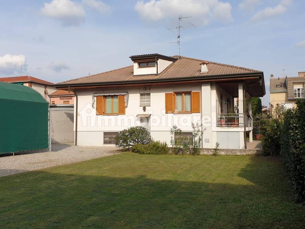 casa indipendente in vendita a Varedo in zona Valera
