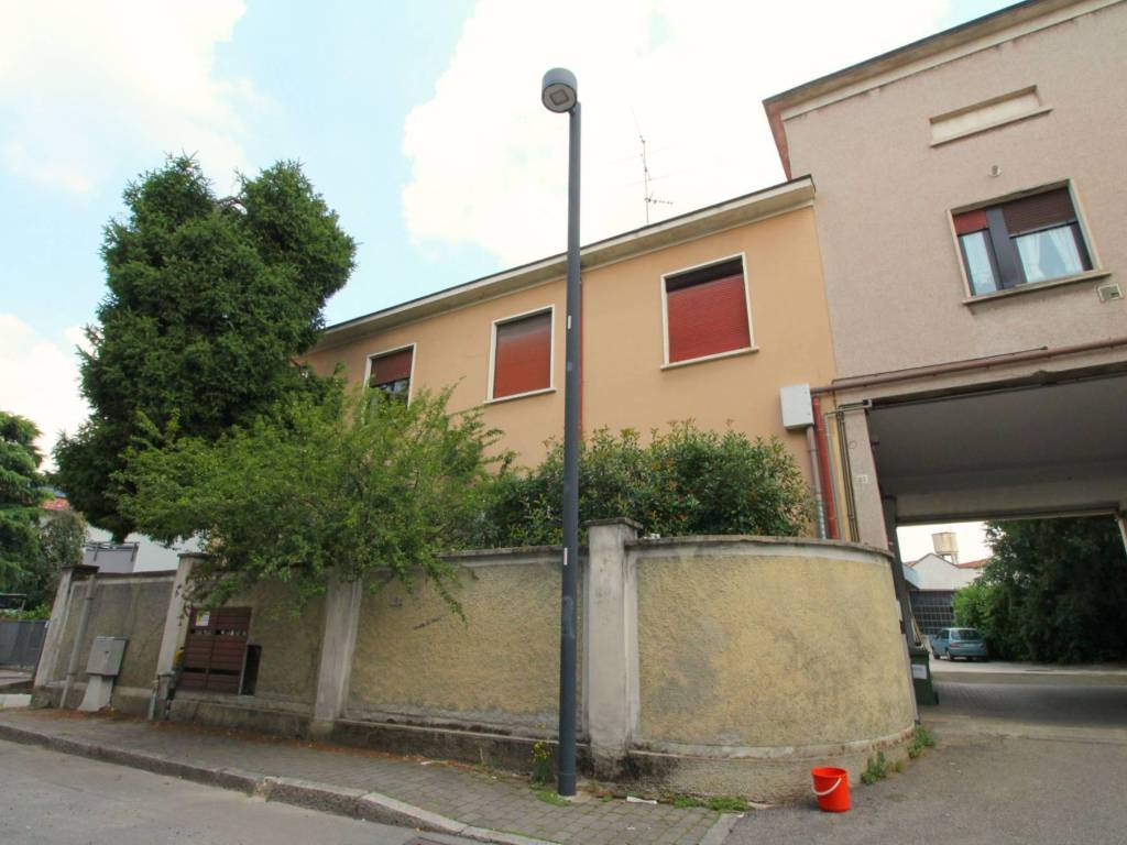 appartamento in vendita a Varedo in zona Valera
