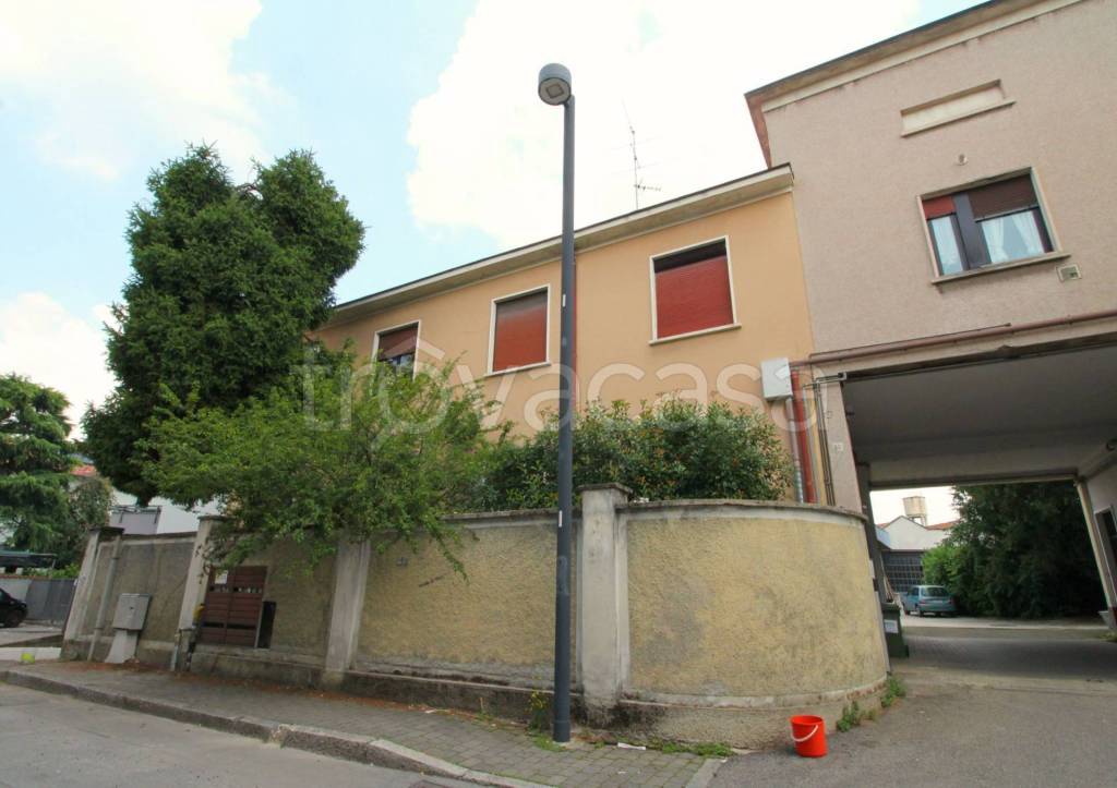 appartamento in vendita a Varedo in zona Valera