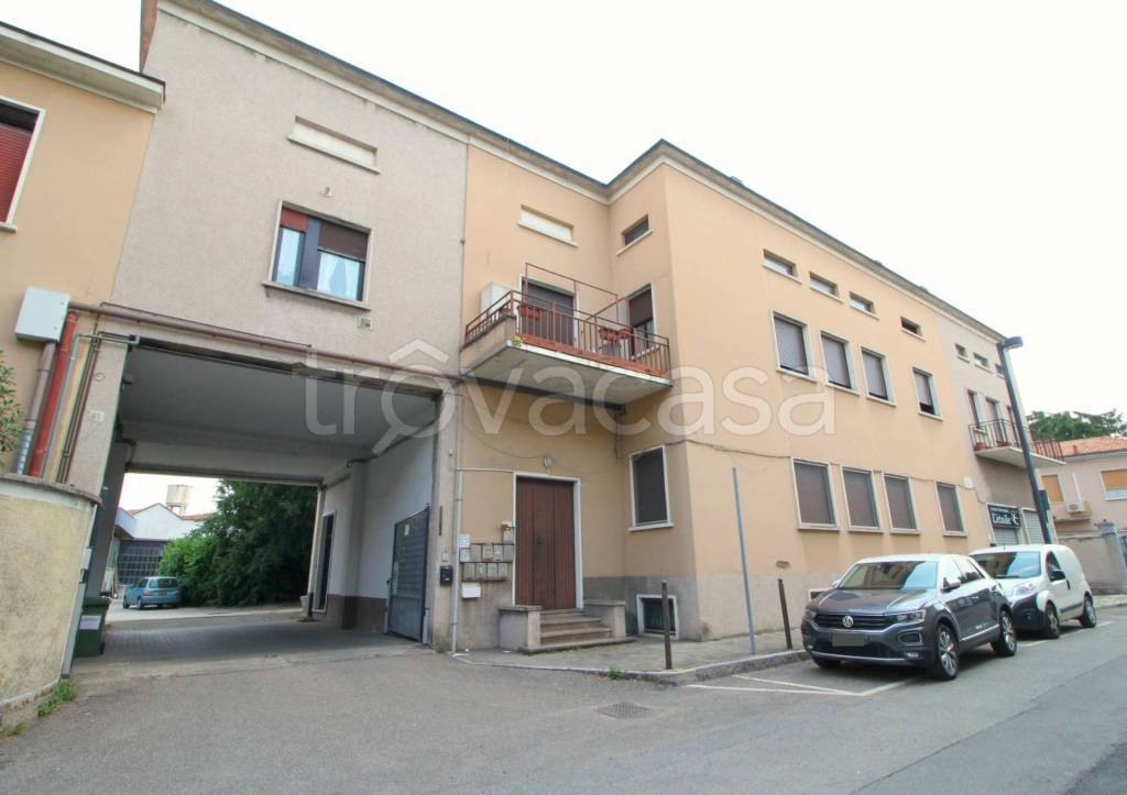 appartamento in vendita a Varedo in zona Valera