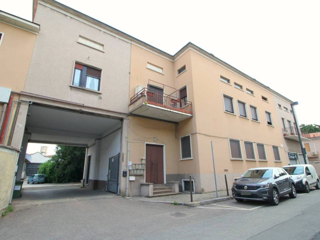 appartamento in vendita a Varedo in zona Valera