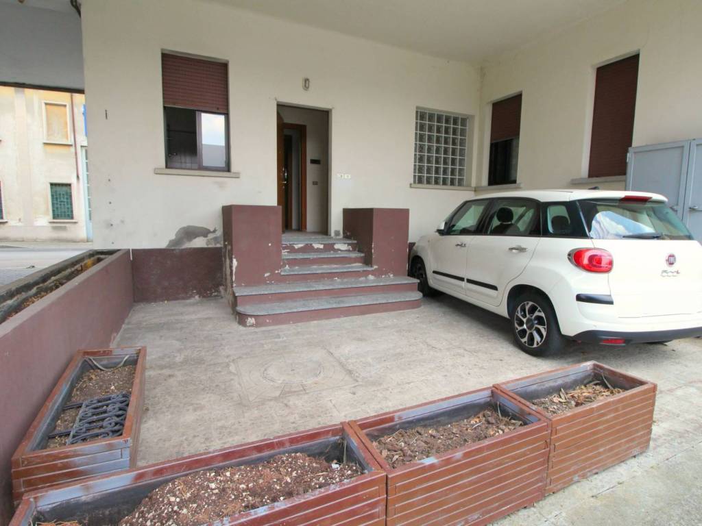 appartamento in vendita a Varedo in zona Valera