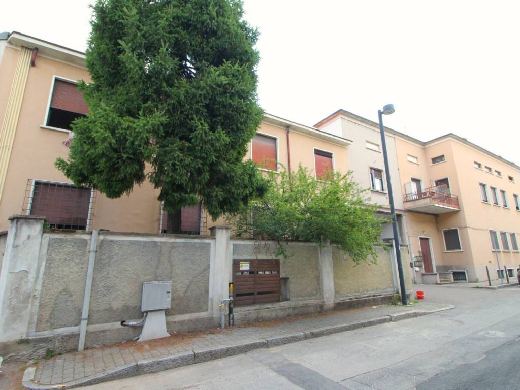 appartamento in vendita a Varedo in zona Valera