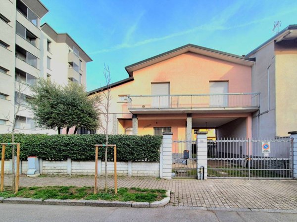 casa indipendente in vendita a Varedo in zona Valera