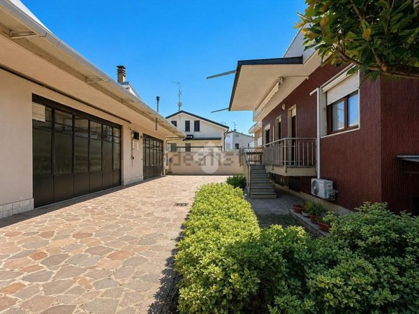 casa indipendente in vendita a Varedo
