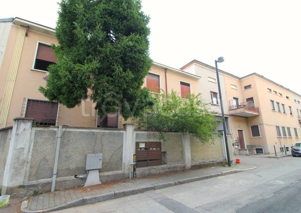 appartamento in vendita a Varedo in zona Valera