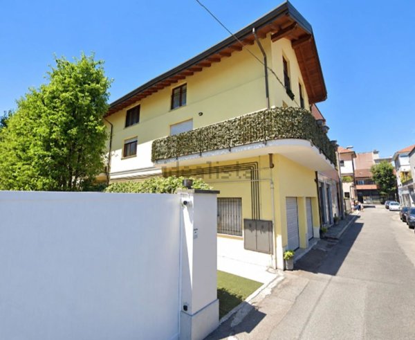 appartamento in vendita a Varedo in zona Valera