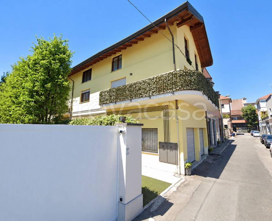 appartamento in vendita a Varedo in zona Valera