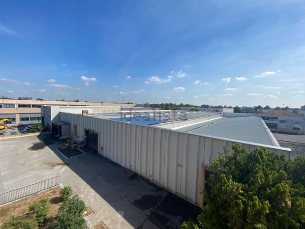 capannone in vendita a Vedano al Lambro