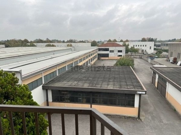 capannone in vendita a Vedano al Lambro