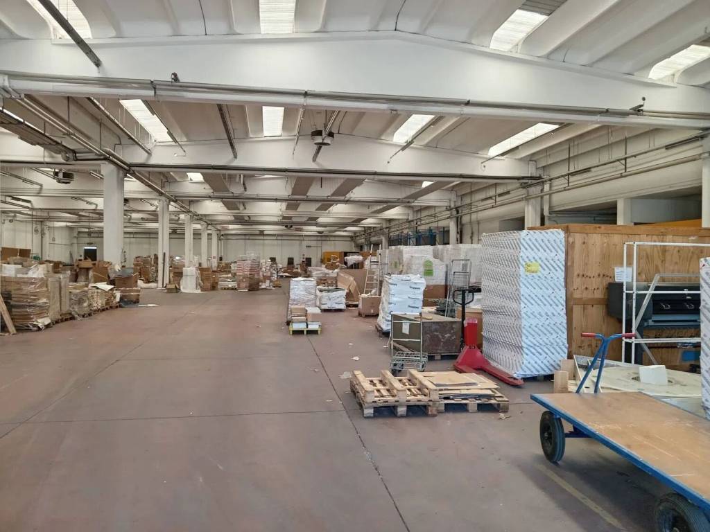 locale commerciale in vendita a Vedano al Lambro