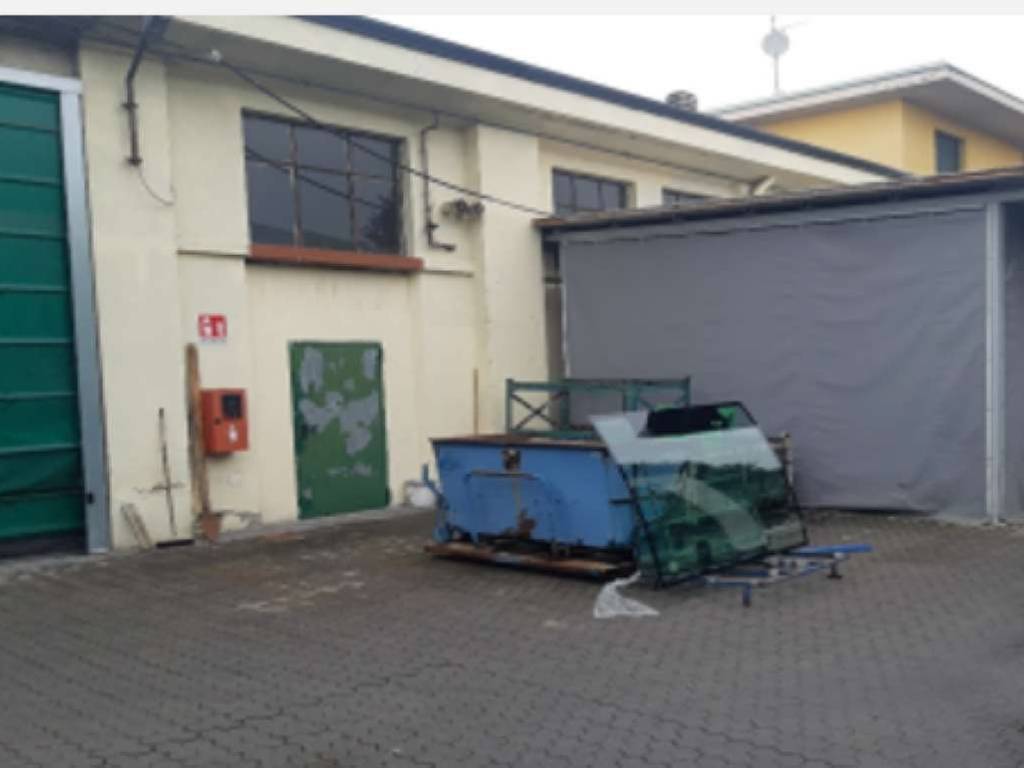locale commerciale in vendita a Vedano al Lambro