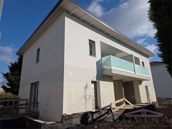 casa indipendente in vendita a Vedano al Lambro