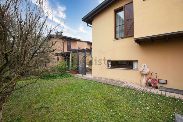 casa indipendente in vendita a Vedano al Lambro