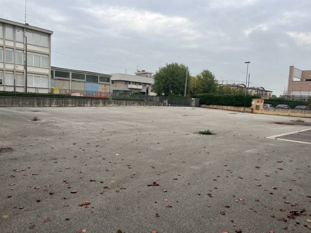 locale commerciale in vendita a Vedano al Lambro