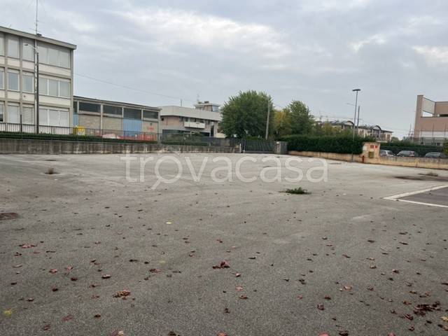 locale commerciale in vendita a Vedano al Lambro