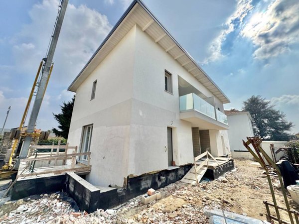 casa indipendente in vendita a Vedano al Lambro