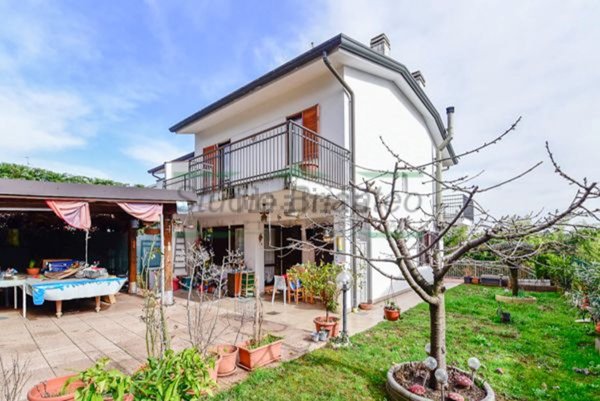 casa indipendente in vendita a Verano Brianza