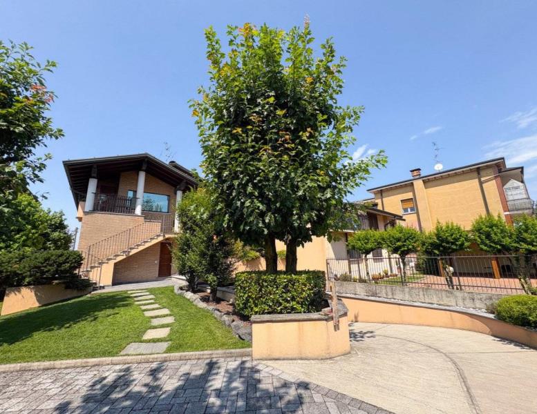 casa indipendente in vendita a Verano Brianza