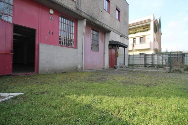 locale commerciale in vendita a Villasanta in zona Sant'Alessandro