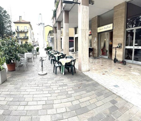 negozio in vendita a Villasanta in zona La Santa
