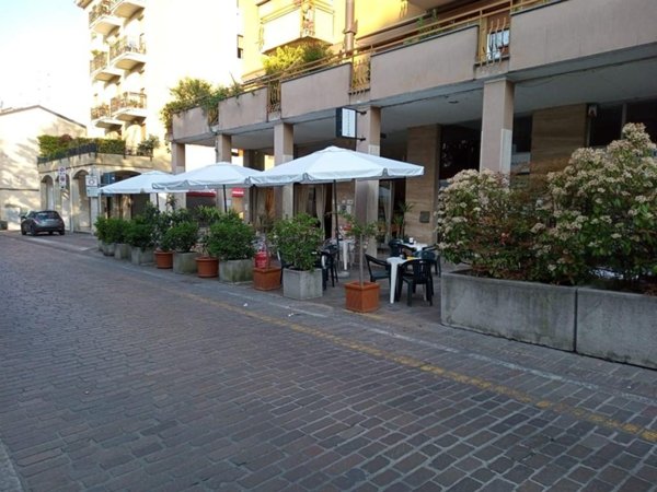 negozio in vendita a Villasanta in zona La Santa