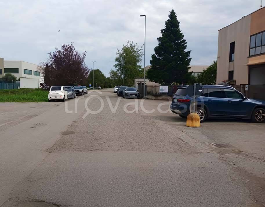 capannone in vendita a Villasanta in zona San Fiorano