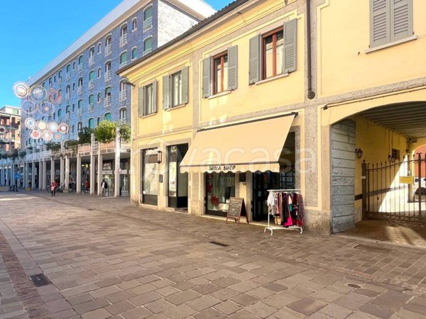 negozio in vendita a Villasanta in zona La Santa