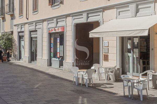 negozio in vendita a Villasanta in zona La Santa