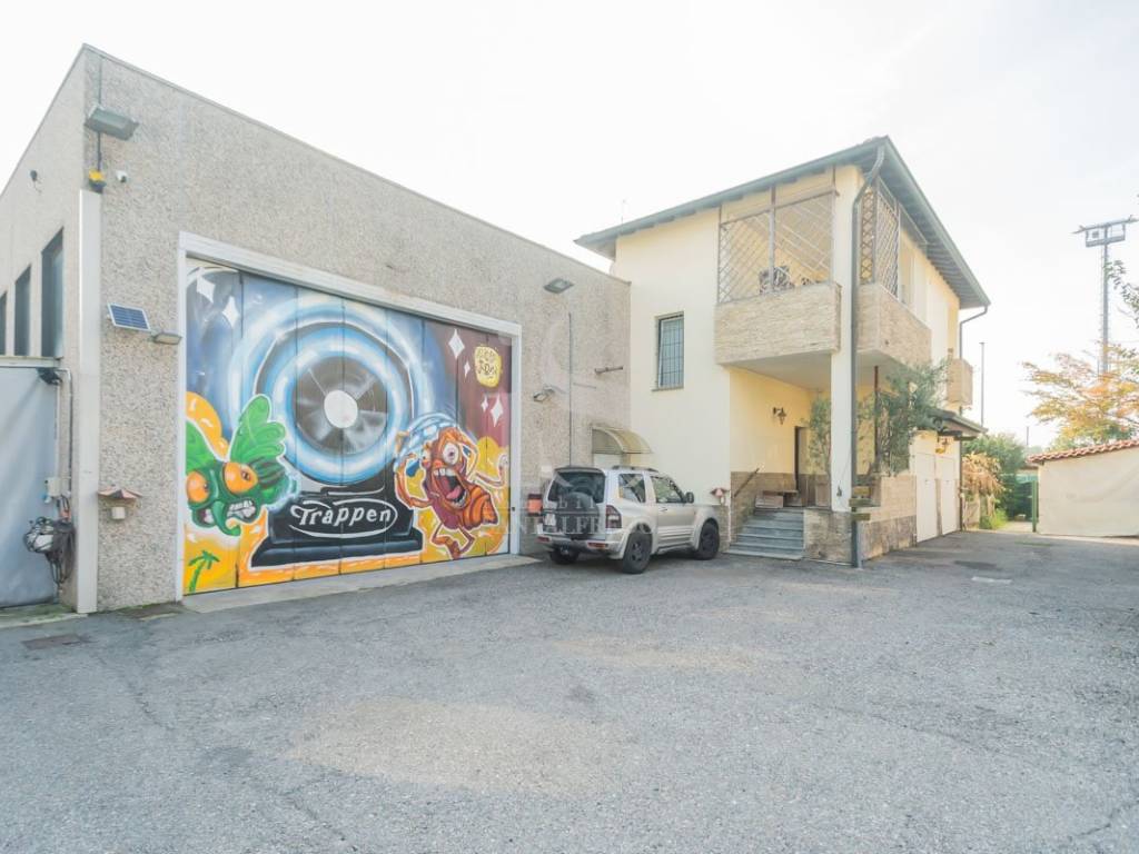 locale commerciale in vendita a Villasanta in zona San Fiorano