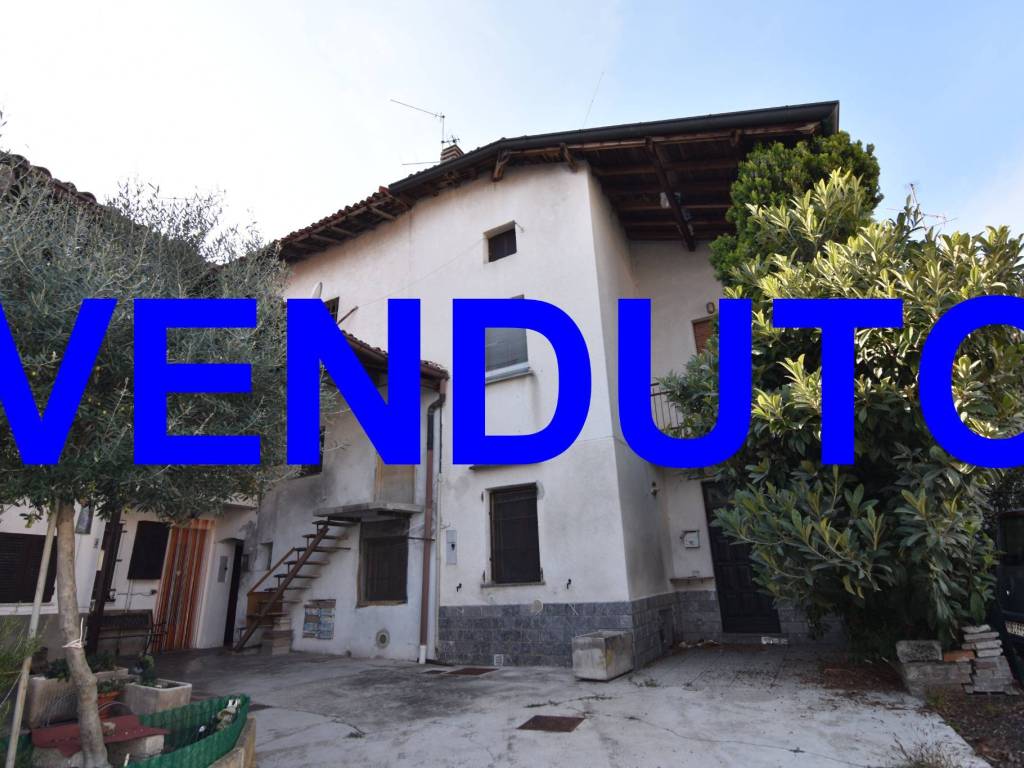 casa indipendente in vendita a Vimercate in zona Oreno