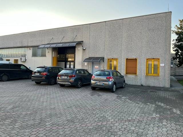 locale commerciale in vendita a Vimercate