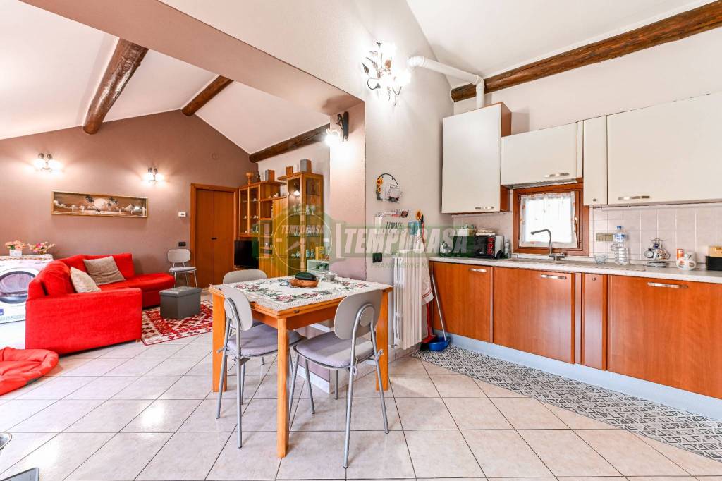appartamento in vendita a Vimercate in zona Ruginello / Oldaniga