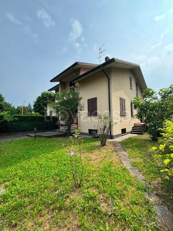 casa indipendente in vendita a Vimercate