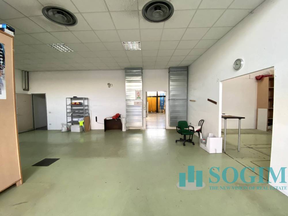 locale commerciale in vendita a Vimercate