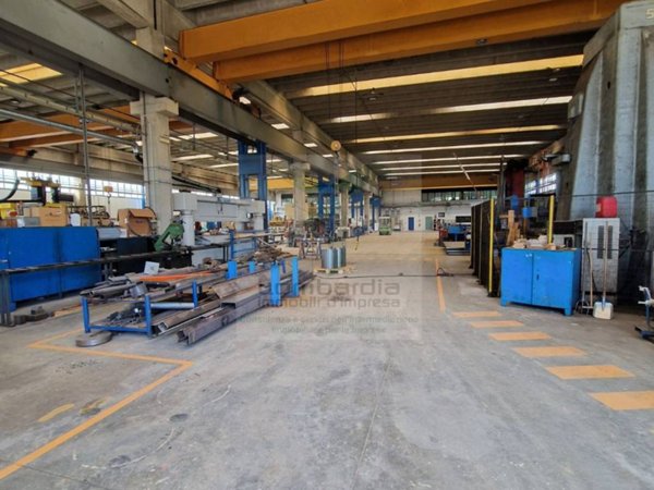 locale commerciale in vendita a Vimercate