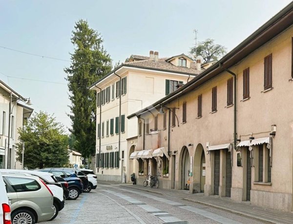 negozio in vendita a Vimercate in zona Centro Storico
