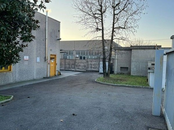 capannone in vendita a Vimercate