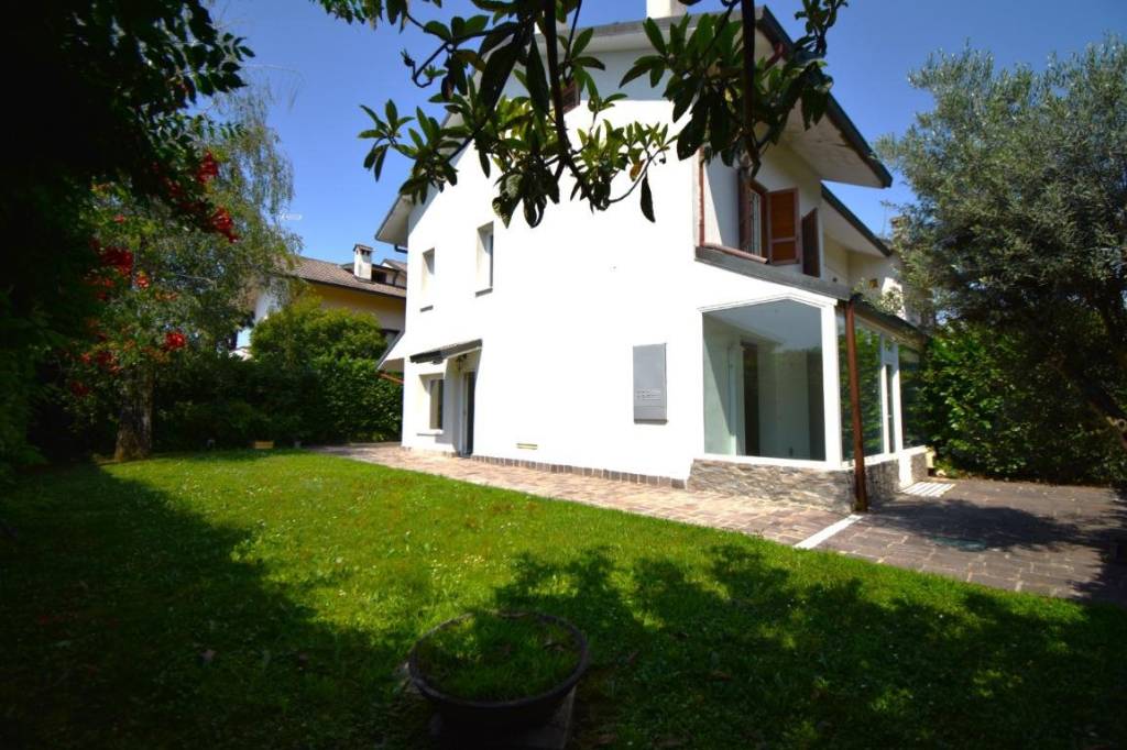 casa indipendente in vendita a Vimercate in zona Oreno