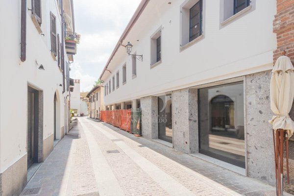 negozio in vendita a Vimercate in zona Centro Storico