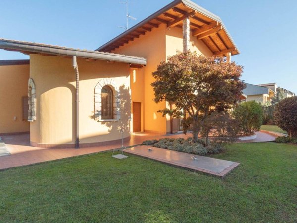 casa indipendente in vendita a Vimercate