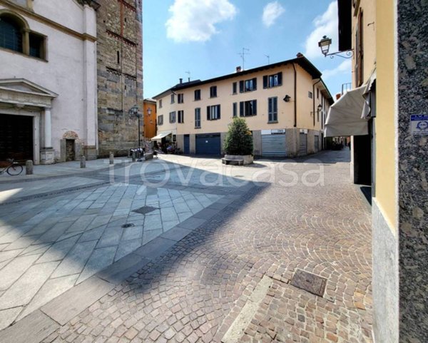 negozio in vendita a Vimercate in zona Centro Storico