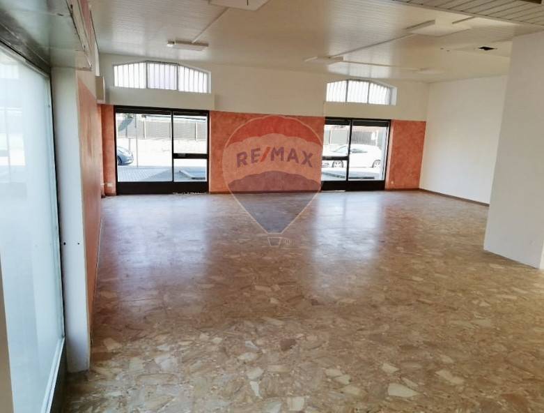 negozio in vendita a Vimercate in zona Centro Storico