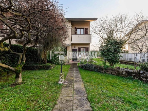 casa indipendente in vendita a Vimercate in zona Oreno
