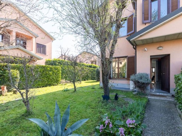 casa indipendente in vendita a Vimercate in zona Velasca