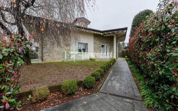casa indipendente in vendita a Vimercate in zona Oreno
