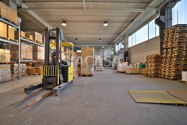capannone in vendita a Vimercate