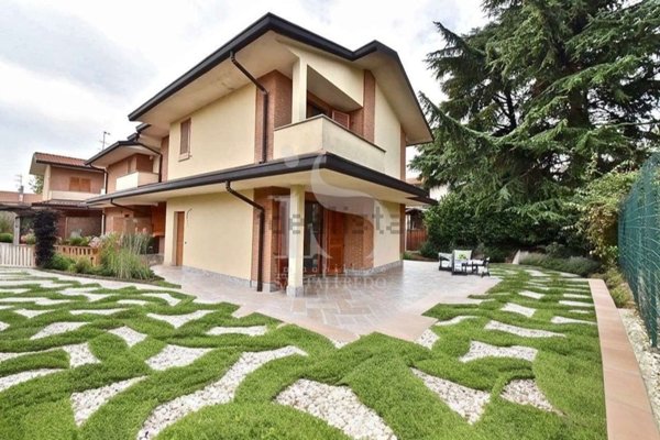 casa indipendente in vendita a Vimercate