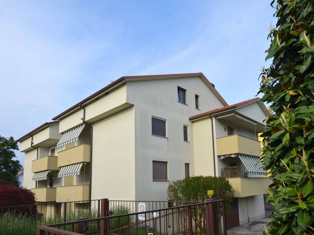 appartamento in vendita a Vimercate in zona Ruginello / Oldaniga